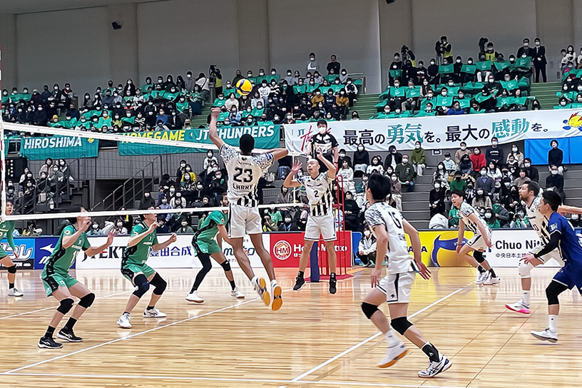 写真:ラリー選手のアタック