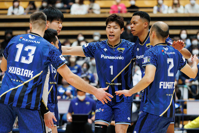 写真：クビアク選手、大塚選手、清水選手、エバデダン選手、深津選手