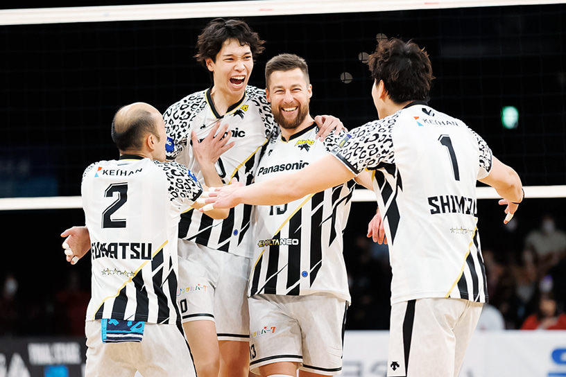 写真：山内選手、クビアク選手、深津選手、清水選手