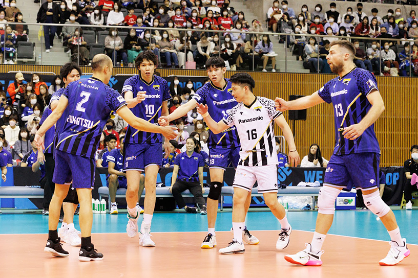 写真：深津選手、仲本選手、山内選手、西山選手、伊賀選手、クビアク選手