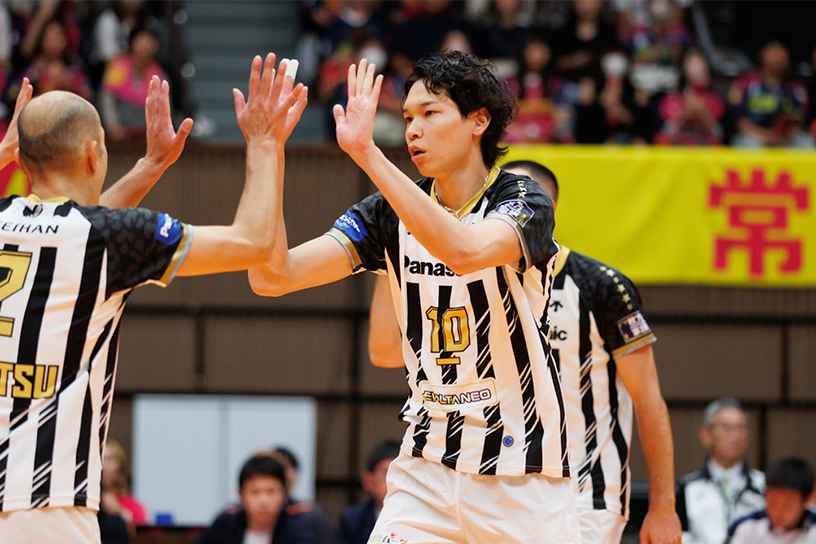 写真：山内選手、深津選手
