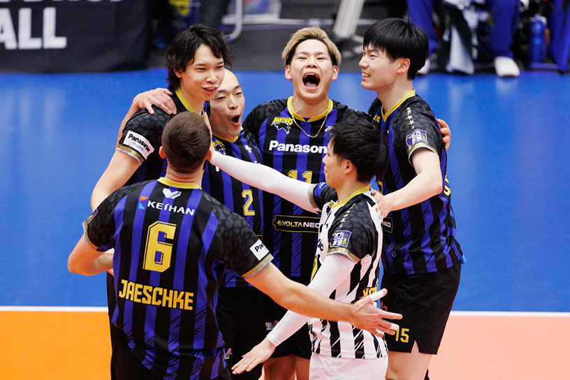 写真：コートに集まる選手たち