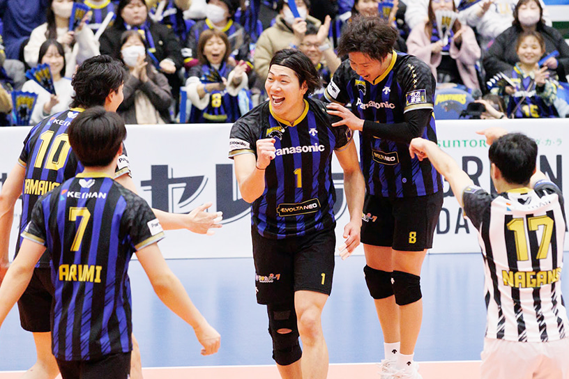 写真：コートに集まる選手たち
