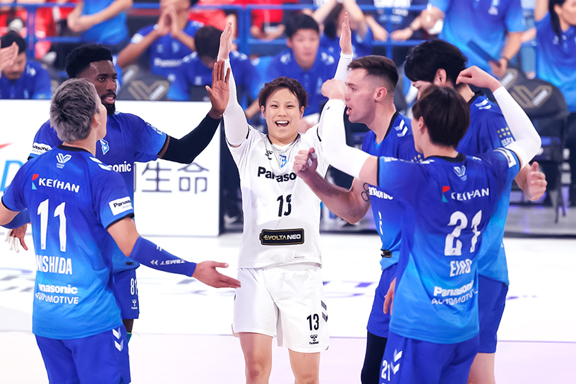 写真:コートに集まる選手たち
