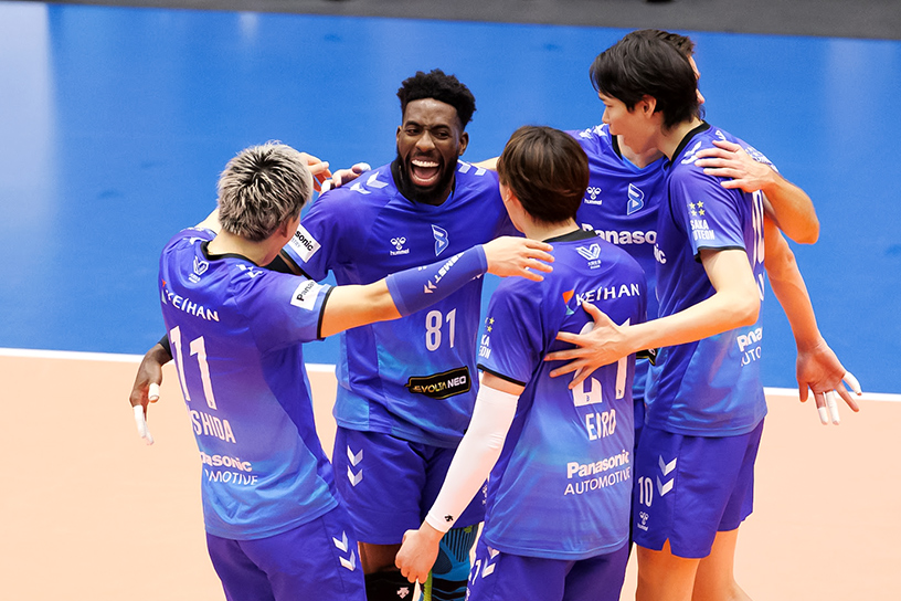 写真:コートに集まる選手たち