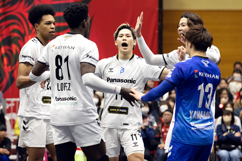 写真：コートに集まる選手たち