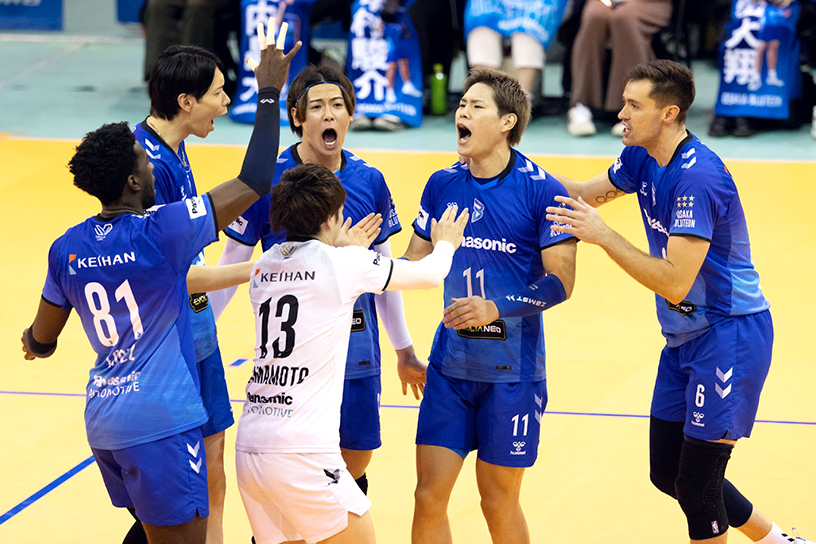 写真:コートに集まる選手たち