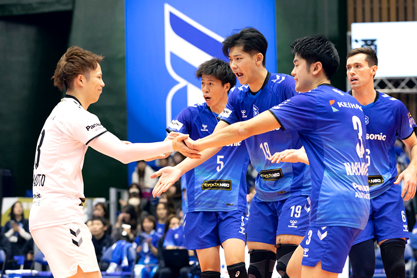 写真：コートに集まる選手たち