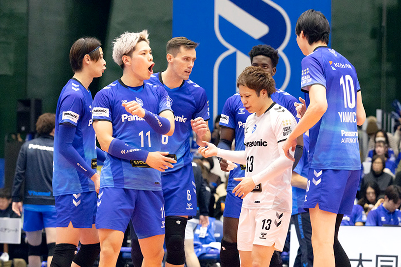 写真:コートに集まる選手たち