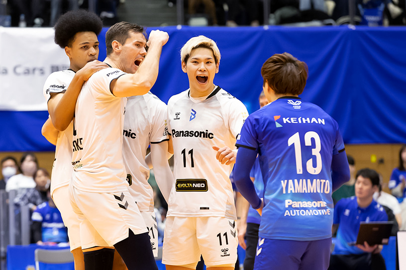 写真:コートに集まる選手たち