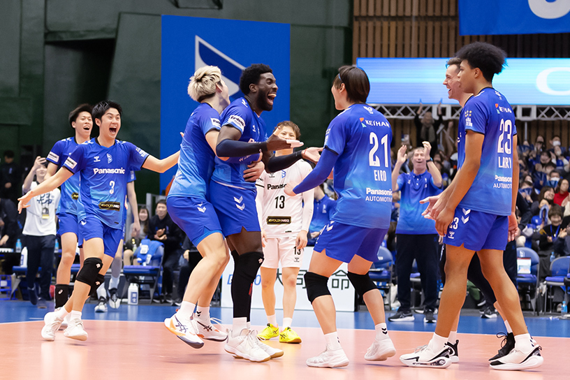 写真:コートに集まり喜ぶ選手たち