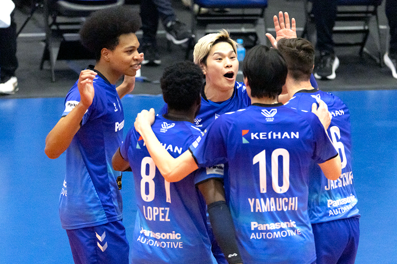 写真:コートに集まる選手たち