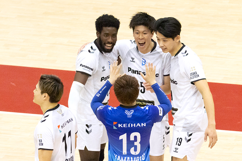 写真:コート上で集まる選手たち