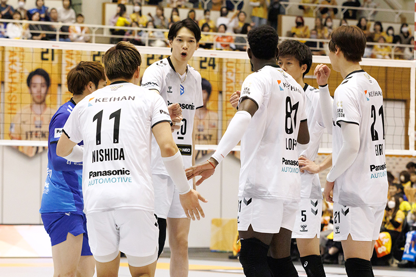写真:コートに集まる選手たち