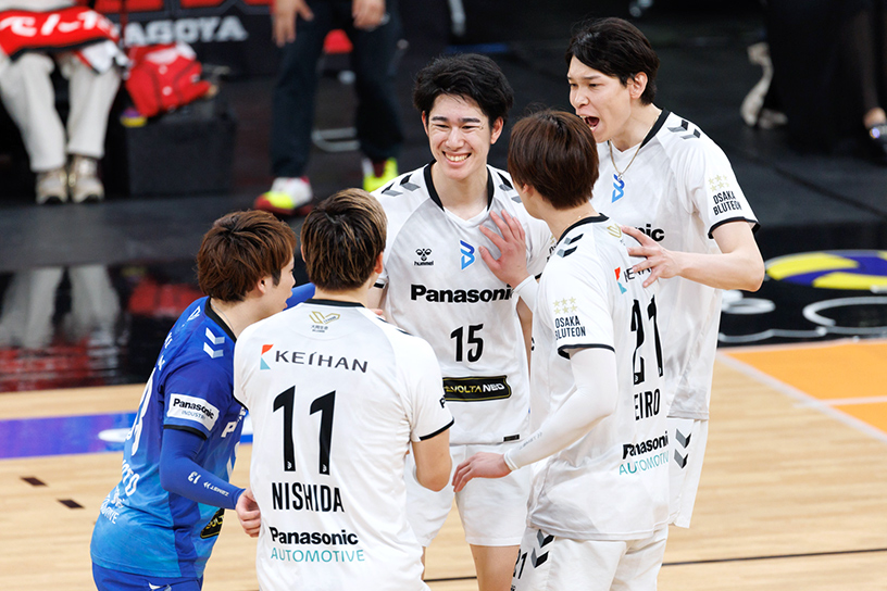 写真:コートに集まる選手たち