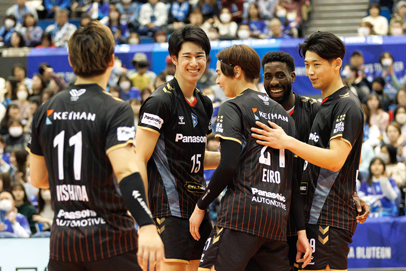 写真:コートに集まる選手たち
