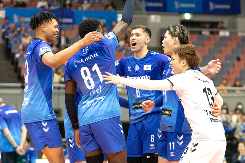 写真：コートに集まる選手たち
