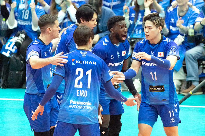 写真:コートに集まる選手たち