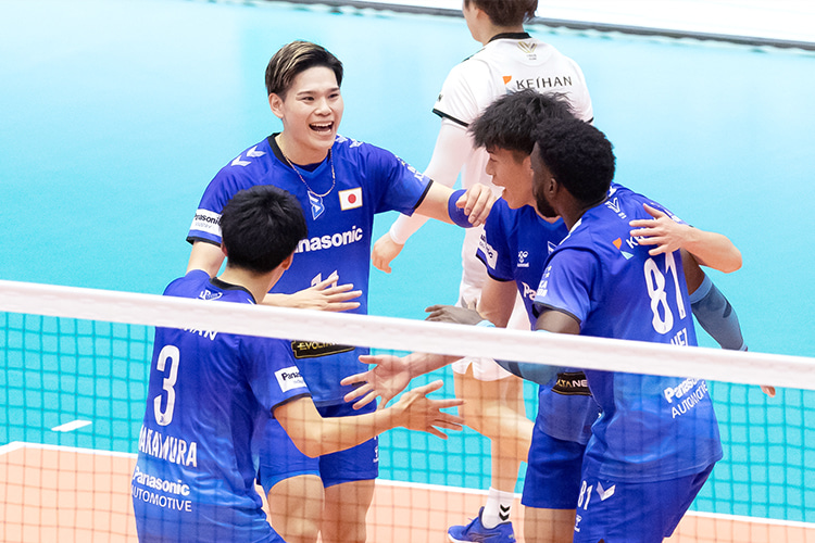 写真:コートに集まる西田選手、富田選手、ロペス選手