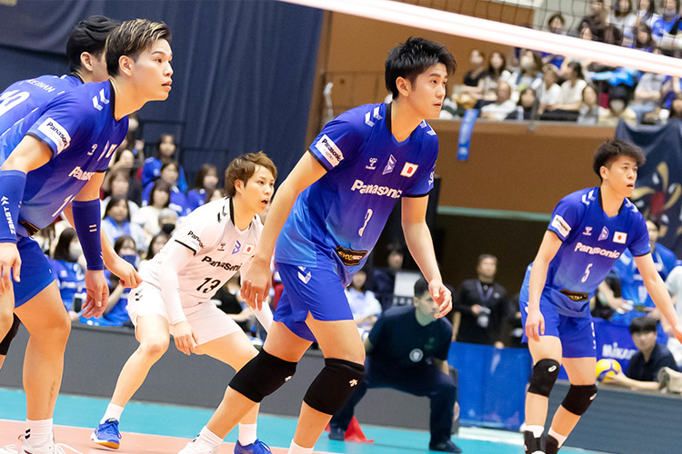 写真:西田選手(左)、中村選手(中央)、山本選手(奥左)、富田選手(奥右)