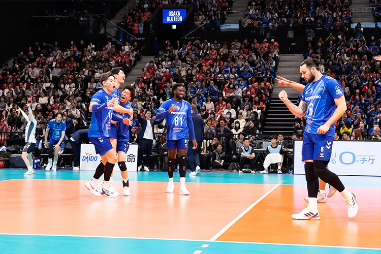 写真:コートに集まる選手たち