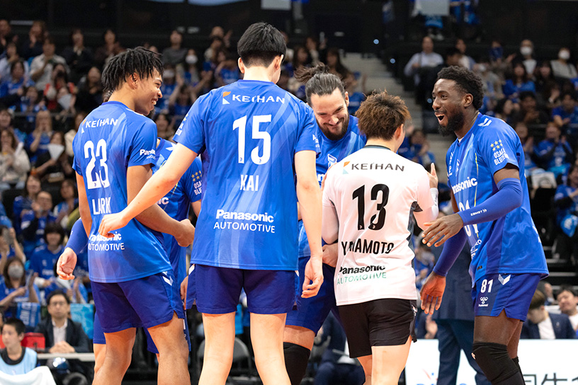 写真:コートに集まる選手たち