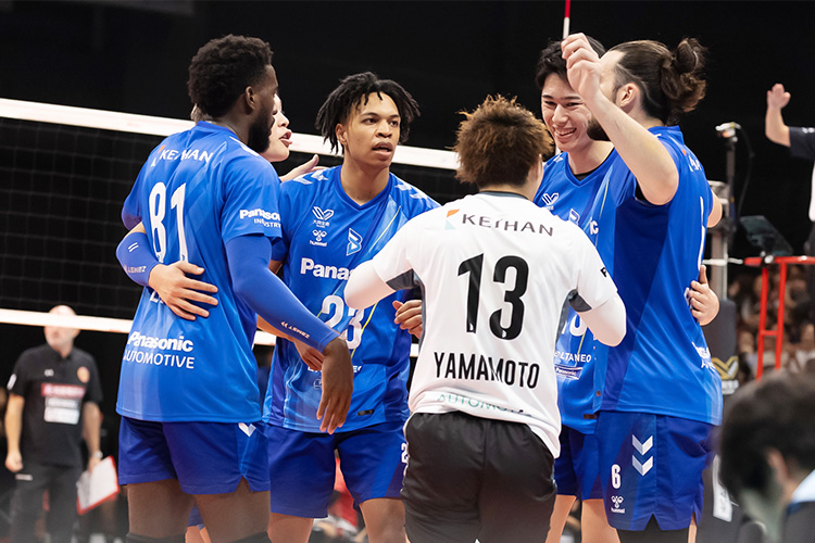 写真:コートに集まる選手たち