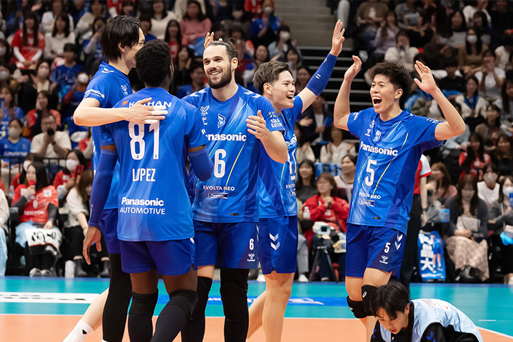 写真:コートに集まる選手たち