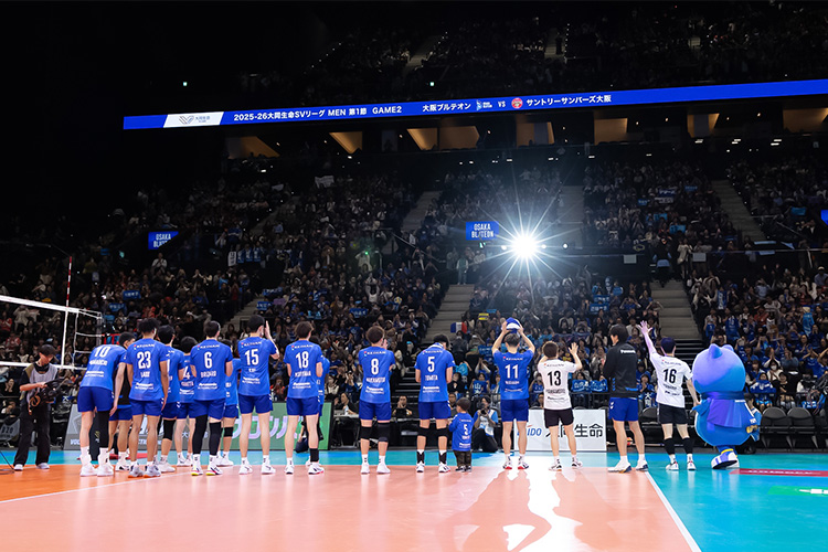 写真:客席に向かって手を振る選手たち