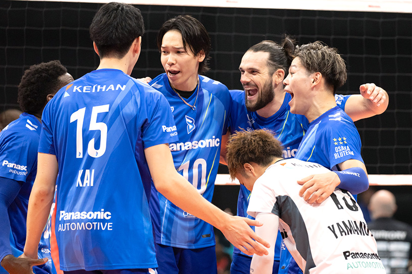 写真:コートに集まる選手たち