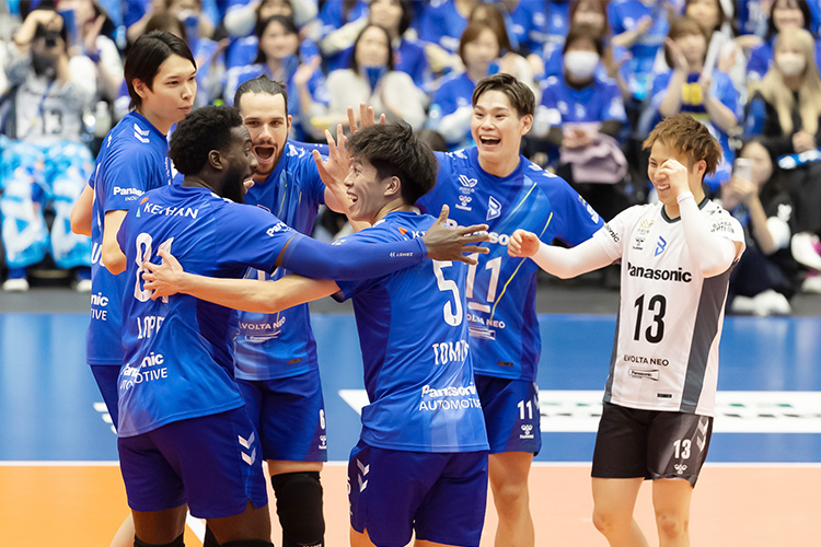 写真:コートに集まる選手たち