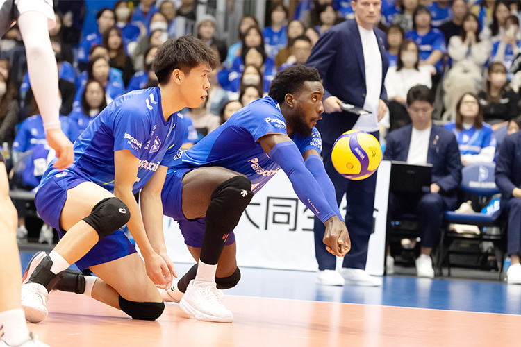 写真:富田選手(左)、ロペス選手(右)