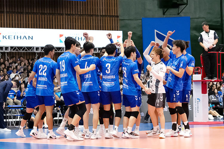 写真:コートに集まる選手たち