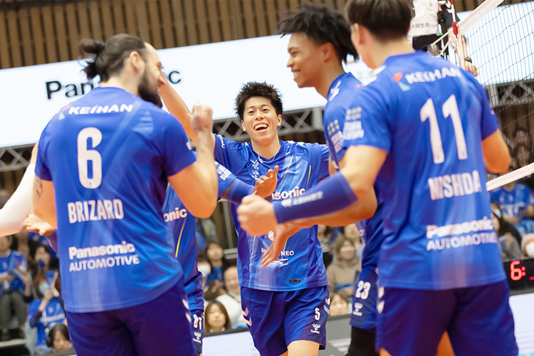 写真:富田選手(中央)とコートに集まる選手たち