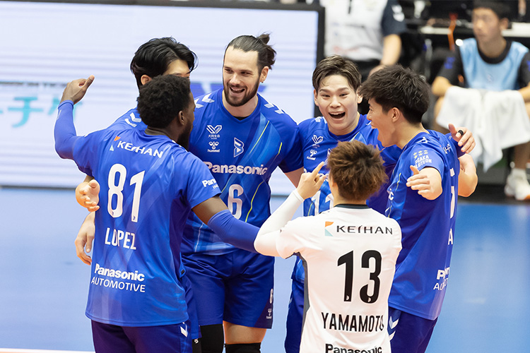 写真:コートに集まる選手たち