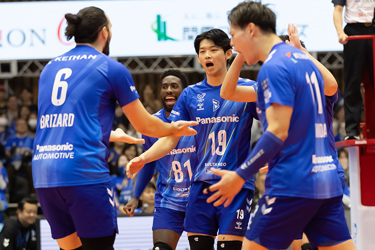 写真:西川選手(中央)とコートに集まる選手たち