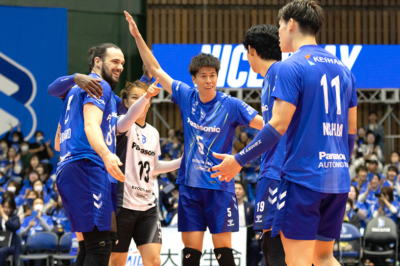 写真：コートに集まる選手たち