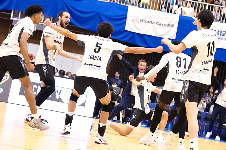 写真:コートに集まる選手たち