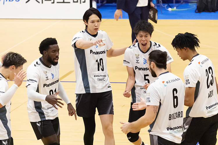 写真:コートに集まる選手たち