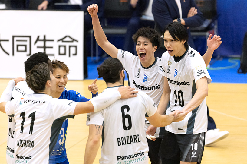 写真：コートに集まる選手たち