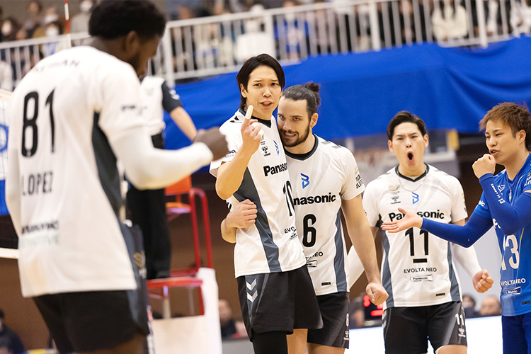 写真:コートに集まる選手たち