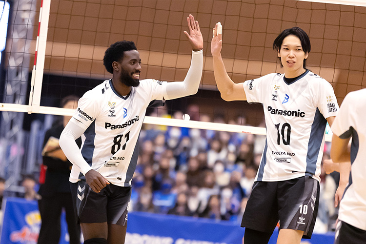 写真:ロペス選手(左)、山内選手(右)