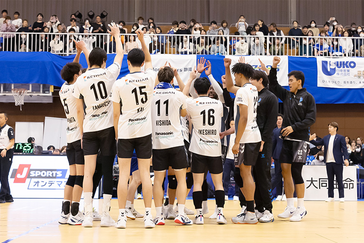 写真:コートに集まる選手たち