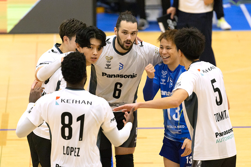 写真：コートに集まる選手たち