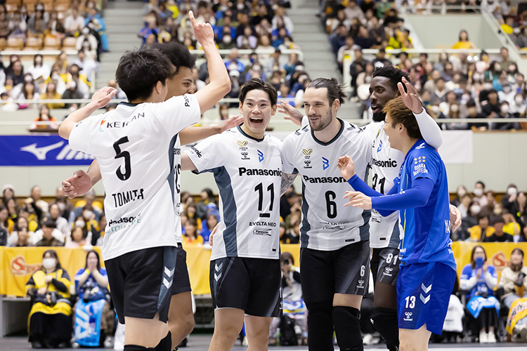 写真:コートに集まる選手たち