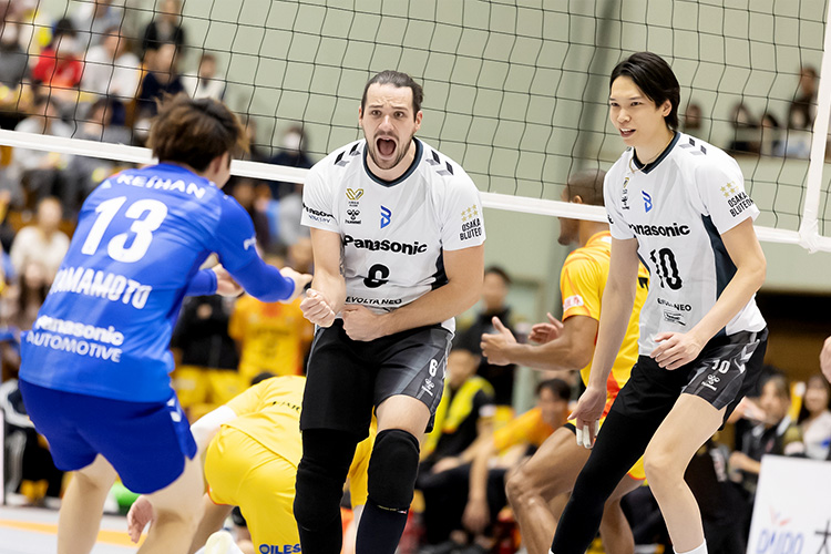 写真:ブリザール選手(左)、山内選手(右)