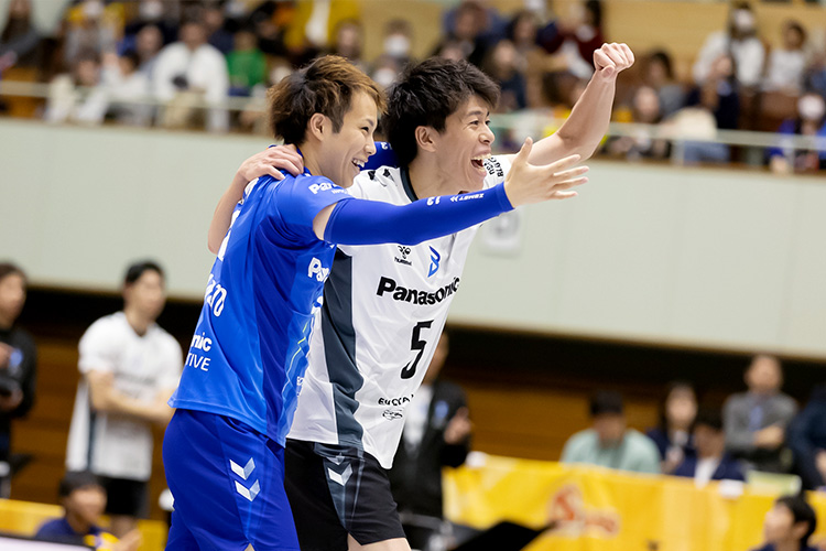 写真:山本選手(左)、富田選手(右)