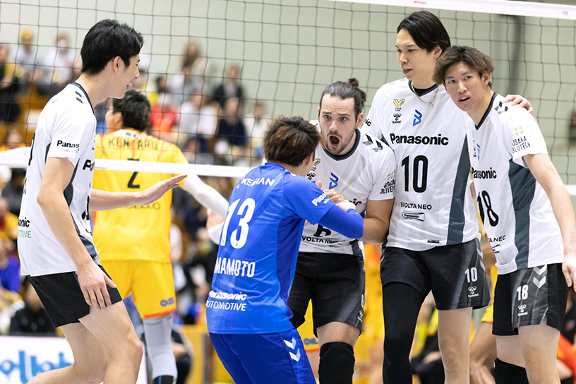 写真：コートに集まる選手たち