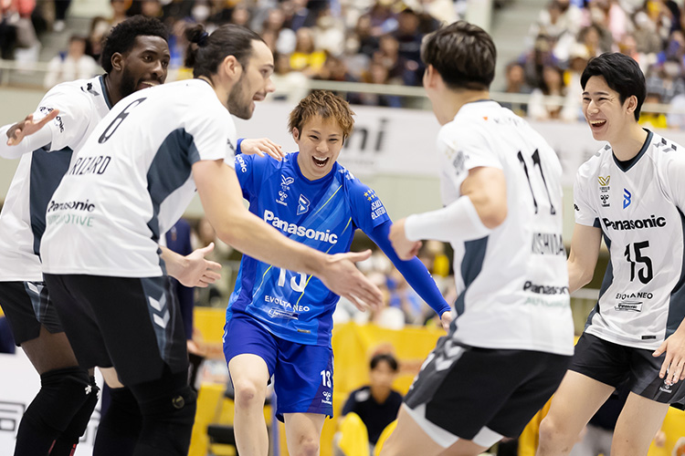 写真:コートに集まる選手たち