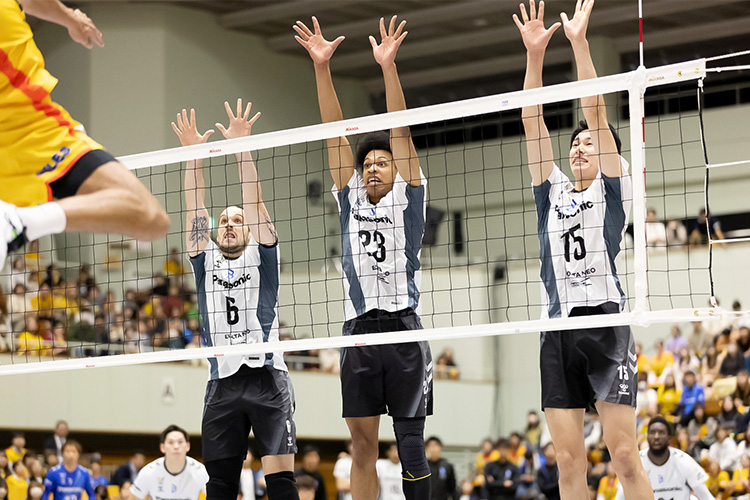 写真:ブリザール選手(左)、エバデダン選手(中央)、甲斐選手(右)